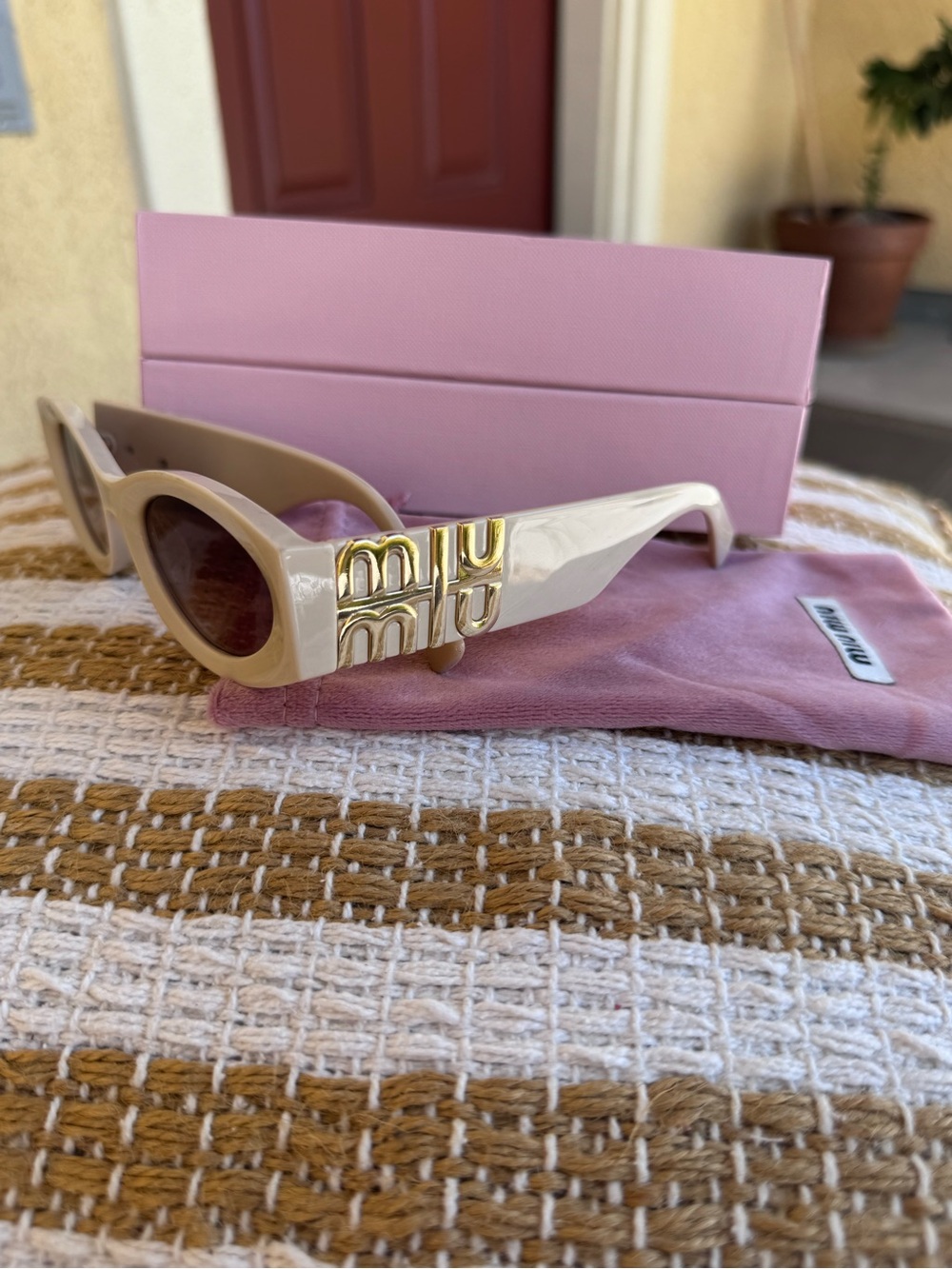 White Oval Retro Cat-Eye Sunglasses with Gradient Lenses - Picture 3 of 8